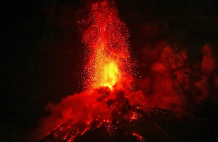 A Indonésia cancelou voos no aeroporto de Jacarta devido à erupção do vulcão Anak Krakatau