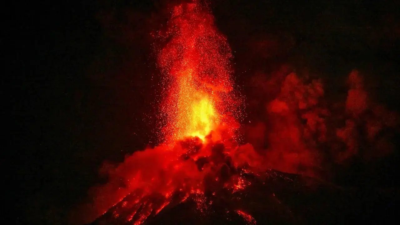 A Indonésia cancelou voos no aeroporto de Jacarta devido à erupção do vulcão Anak Krakatau