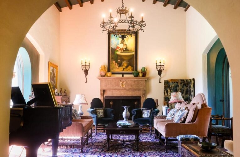 A casa histórica de Wallace Neff é restaurada após a descoberta de planos ocultos