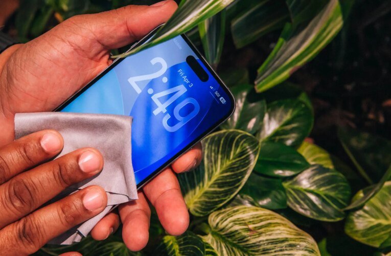 A tela do seu telefone não é tão limpa quanto parece. Veja como esfregar da maneira certa