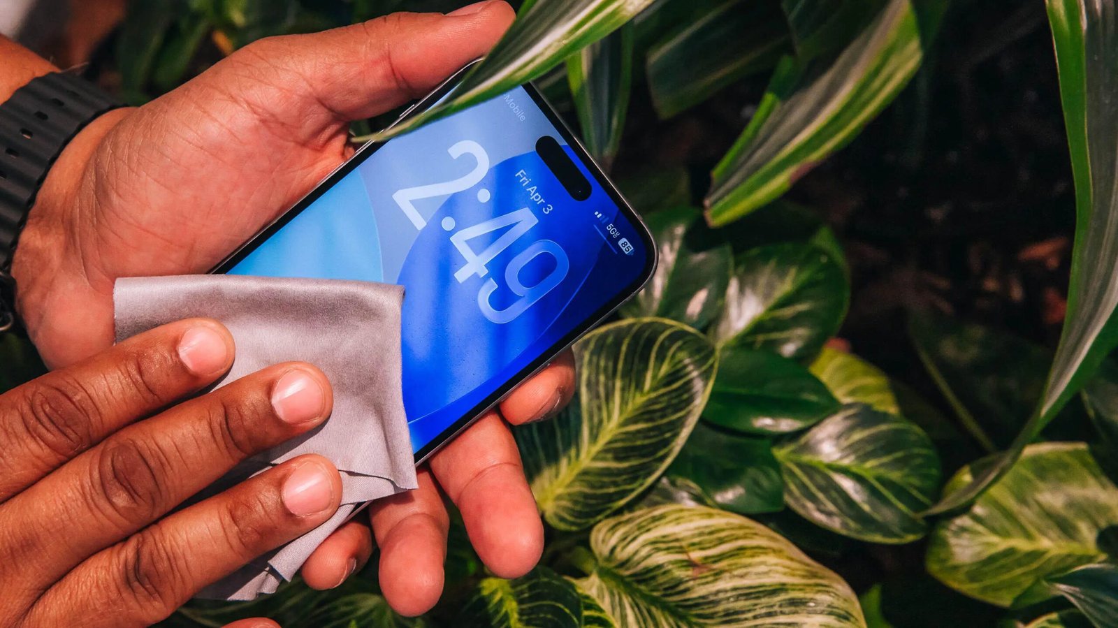 A tela do seu telefone não é tão limpa quanto parece. Veja como esfregar da maneira certa