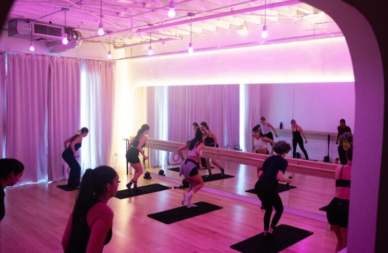 Aula de barra corporal no peito: sessão de treino favorita das celebridades em Silver Lake