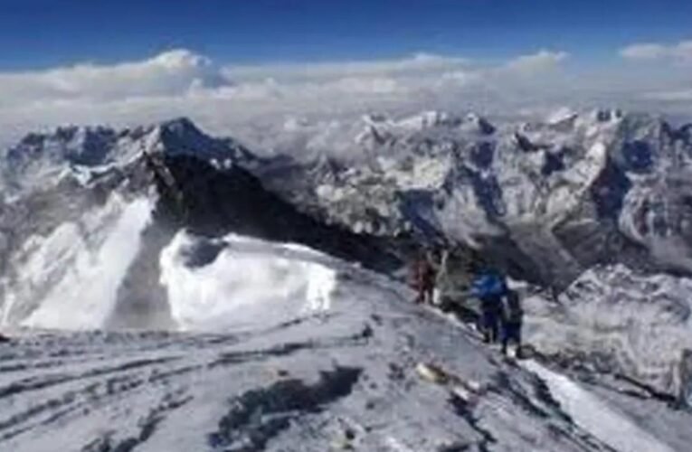 Avalanche no Nepal: equipe de resgate de 14 membros procura 12 trabalhadores desaparecidos