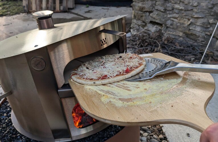 Colocar uma pizza caseira no forno quente não é fácil. Este gadget de US$ 26 foi feito para ajudar