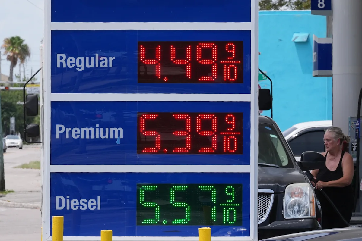 Como economizar dinheiro em gasolina (e grande economia em diesel) neste fim de semana do Dia do Trabalho
