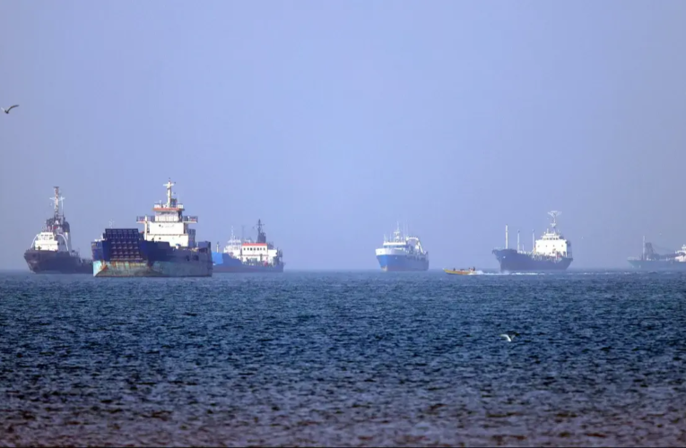 Conflito Irã-EUA: Teerã afirma ter atingido um navio dos EUA no Estreito de Ormuz