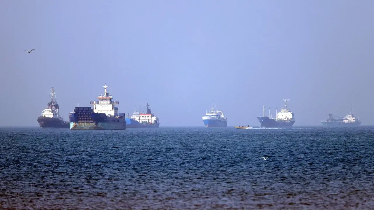 Conflito Irã-EUA: Teerã afirma ter atingido um navio dos EUA no Estreito de Ormuz