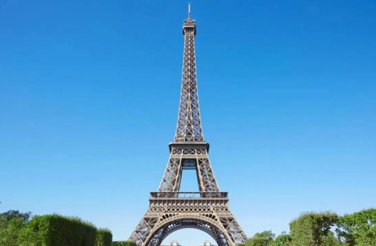 Fila da Torre Eiffel: visita do BAPS provoca reação contra a exclusão de mulheres da equipe