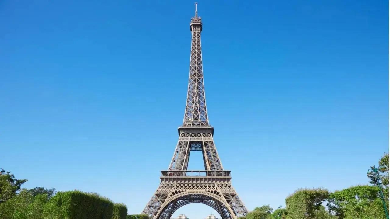 Fila da Torre Eiffel: visita do BAPS provoca reação contra a exclusão de mulheres da equipe