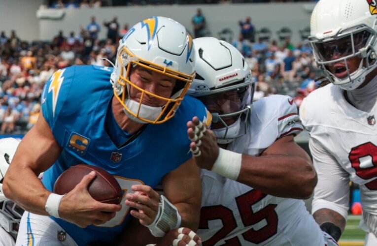 O novo visual dos Chargers tropeçou em uma derrota repleta de erros para os Cardinals