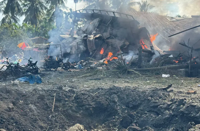 Pelo menos 49 pessoas morreram em um ataque aéreo perto de um mercado no estado de Rakhine, em Mianmar