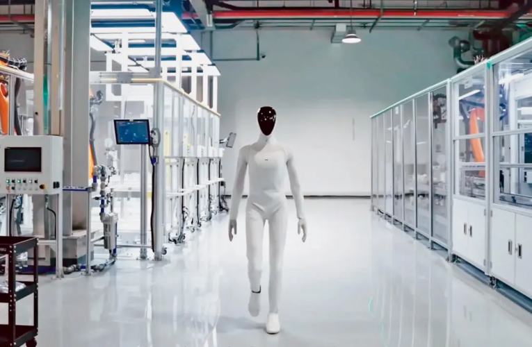 XPeng inicia produção personalizada de robôs humanóides IRON na China