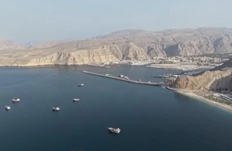 ASSISTA: Dezenas de navios encalhados perto de Omã devido à interrupção do Estreito de Ormuz