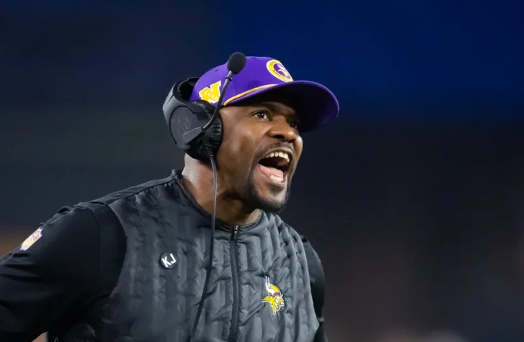 Brian Flores está tornando a vida dos oponentes dos Vikings miserável