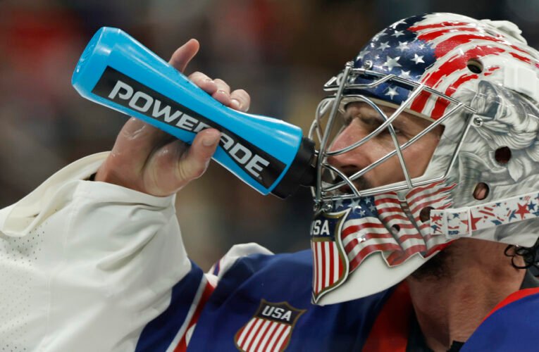 Connor Hellebuyck perdeu por pouco um shutout em sua estreia no Devils.