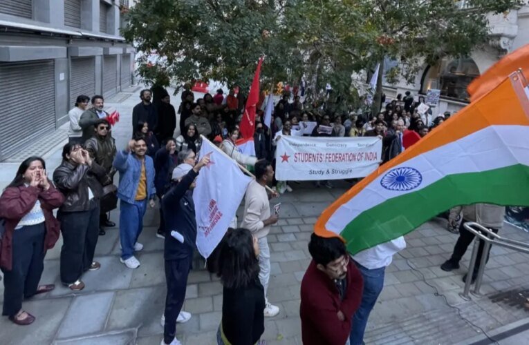 Estudantes indianos manifestam-se contra a CEC em Londres; manifestação pró-governo