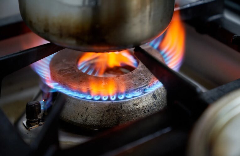 Fogões a gás criam risco de poluição do ar interno em cozinhas comerciais, segundo estudo