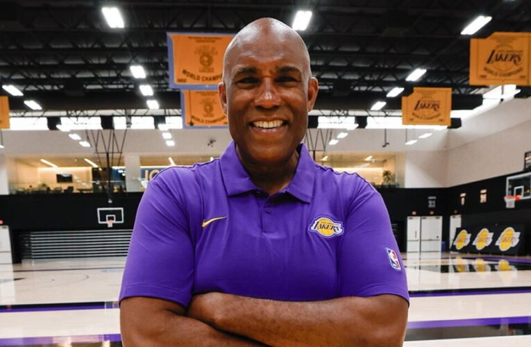 Os Lakers escolheram Deren Horton como seu novo locutor público