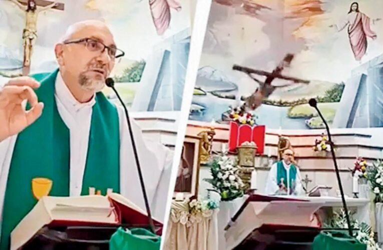 Padre equatoriano morre após ser atingido por pesado crucifixo durante transmissão ao vivo