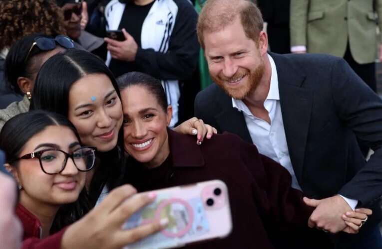Príncipe Harry, Meghan Markle foi aplaudido de pé pela multidão durante sua visita a Nottingham