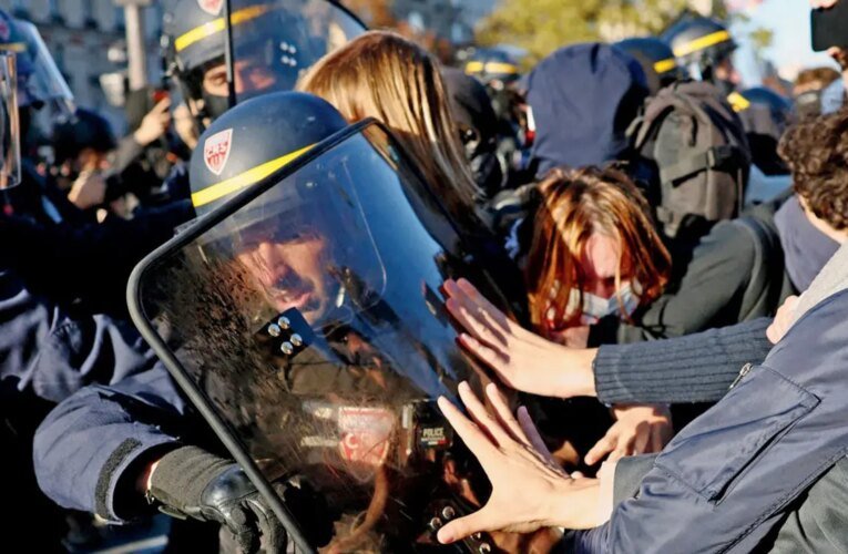 Protestos na França fecham centenas de escolas, polícia dispara gás lacrimogêneo