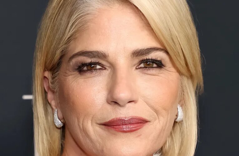 Selma Blair acusada de agressão em segundo grau e libertada sob fiança