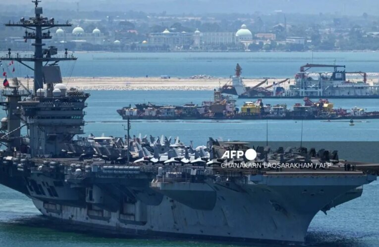 USS Abraham Lincoln retorna a San Diego após uma implantação recorde de 265 dias