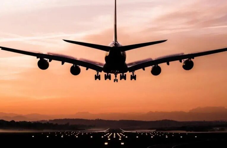 Viajantes indianos enfrentam interrupções de voos enquanto companhias aéreas cancelam serviços do Golfo